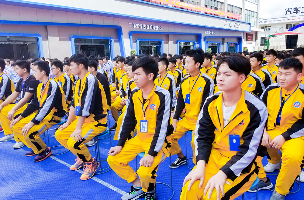 認真聽講座的學生