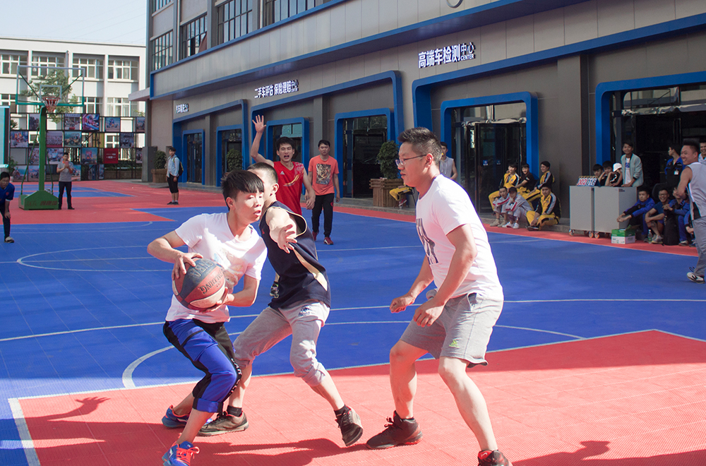 籃球場(chǎng)上的老師