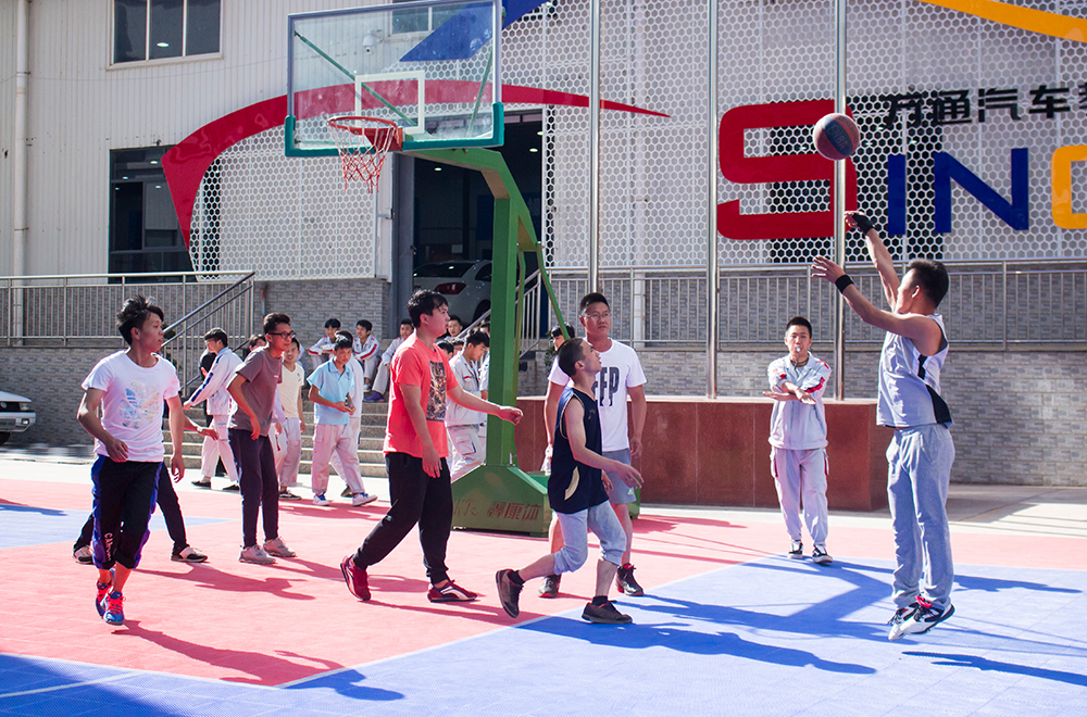 籃球場(chǎng)上的老師