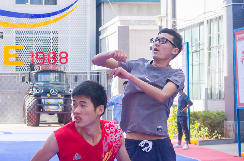 籃球場(chǎng)上的老師