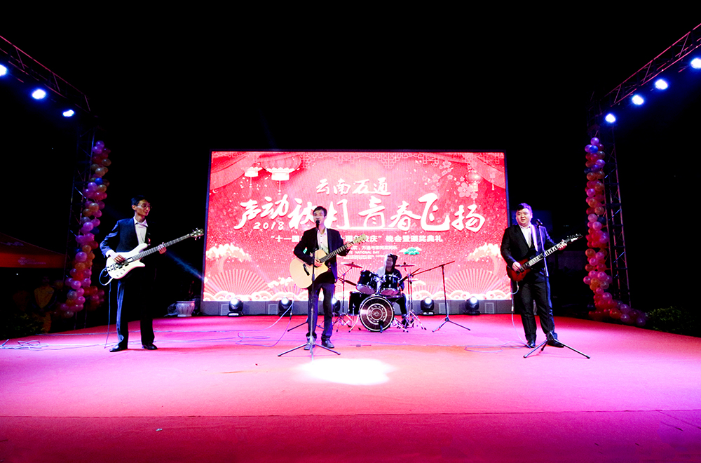 校樂隊(duì)激情演奏