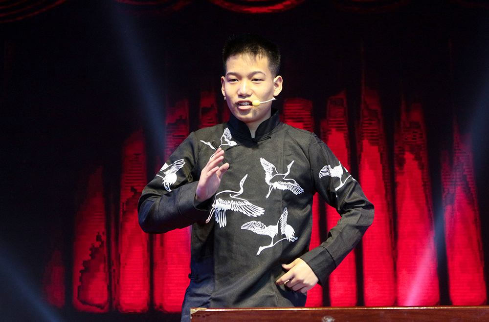 學(xué)生表演單口相聲