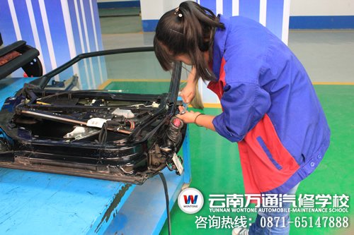 云南萬通汽修學校女同學上實訓課
