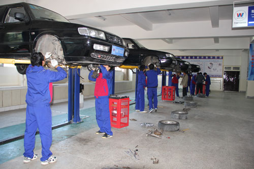 云南萬通汽車檢測與維修學校
