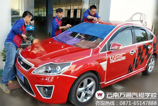專注于汽車美容工作的萬通學子.jpg