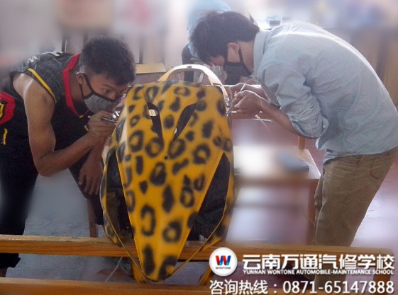 專注于汽車彩繪的萬通學子.jpg