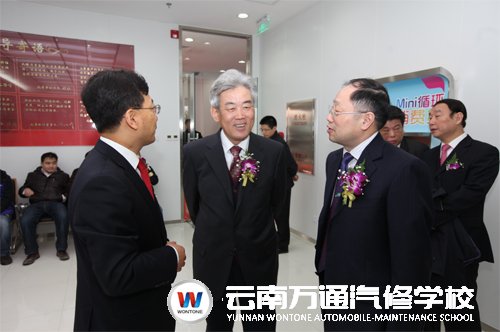 國家人力資源和社會保障部副部長孫寶樹(中)接見新華教育集團代表(右)