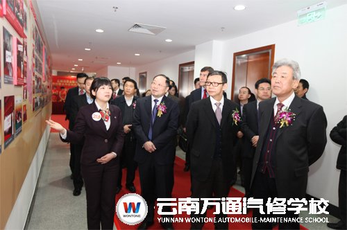 新華教育集團領導陪同人力資源和社會保障部副部長孫寶樹、商務部副部長姜增偉、中國銀監會副主席蔡鍔生