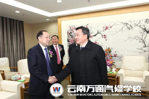 國家商務部副部長姜增偉(右)接見新華教育集團代表(左)