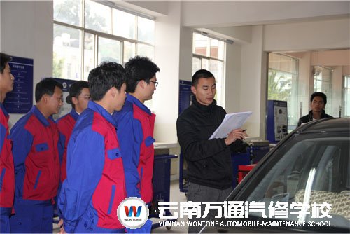 云南萬通汽修學校評委在給參賽學子打分