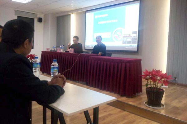 授課結(jié)束后，宋老師與企業(yè)員工互動(dòng)交流.jpg