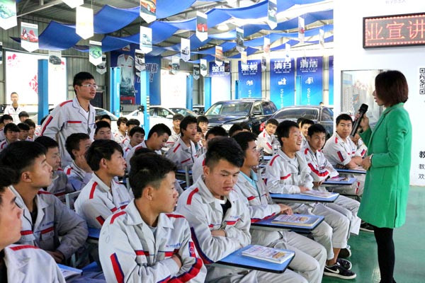 企業(yè)工作人員與同學(xué)們進(jìn)行交流_副本.jpg