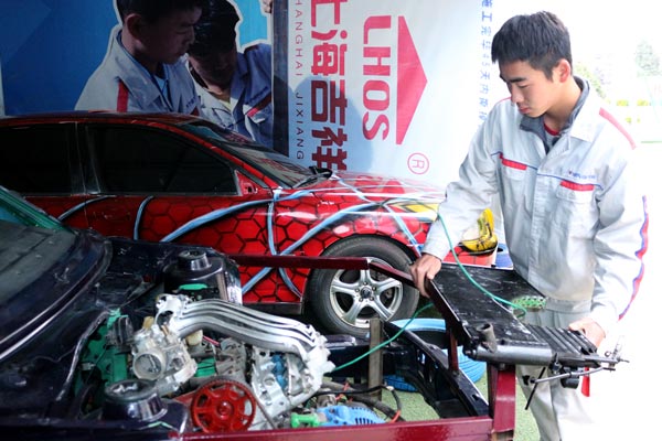 動手改裝學校實訓車輛.jpg
