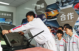 貼膜可是一件精細(xì)活，沒有專業(yè)訓(xùn)練是貼不好的。