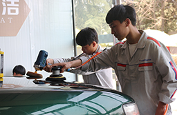 拋光練習(xí)的同學(xué)。