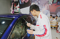 汽車美容，清潔可是非常重要的一步。