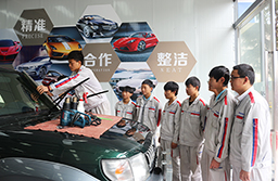 貼膜可是一件精細(xì)活，沒有專業(yè)訓(xùn)練是貼不好的。