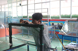 臺上一分鐘，臺下十年功。正在練習(xí)貼膜的學(xué)生。